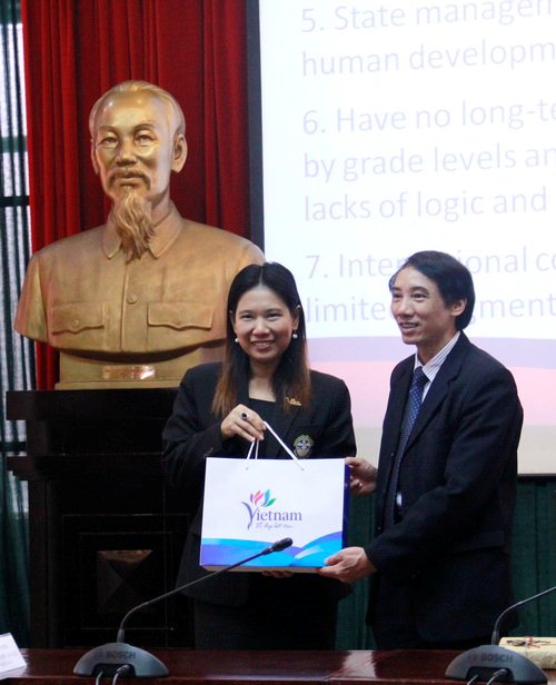 Phó Vụ trưởng Vụ Tổ chức Cán bộ Trần Quang Hảo trao quà lưu niệm cho Vụ trưởng Vụ Phát triển nghề du lịch Jiraporn Prommaha
